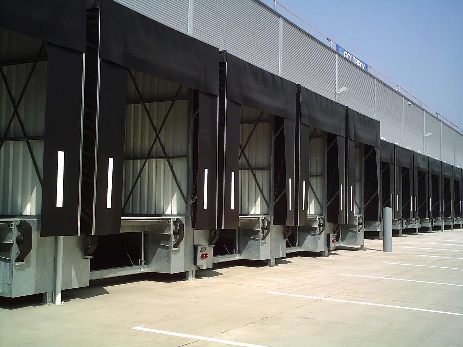 Insulated Sectional Overhead Door for Temperature Controlled Loading Docks